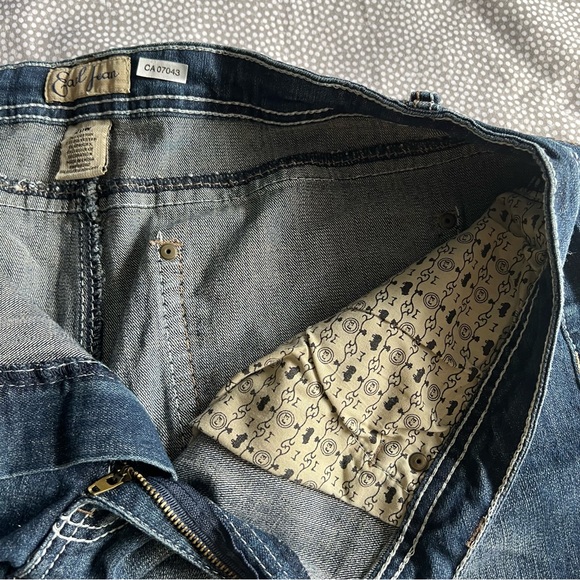 Earl Jean plus size jean shorts in medium dark denim with stretch + full pockets - Picture 6 of 12